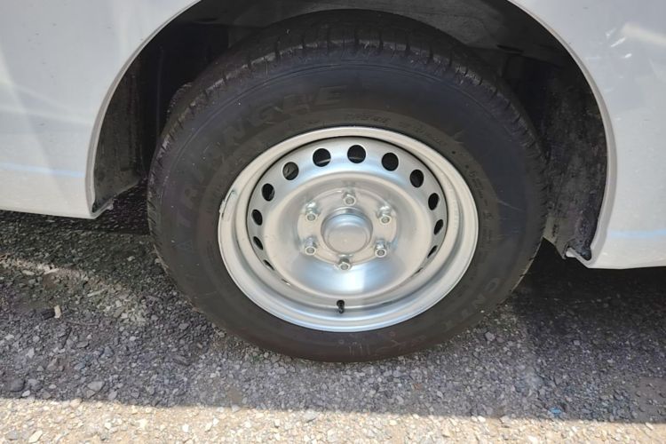 Used Wuling Yangguang 2025 Model 400km Bus Edition—Comfort Edition Right Rear Wheel Hub
