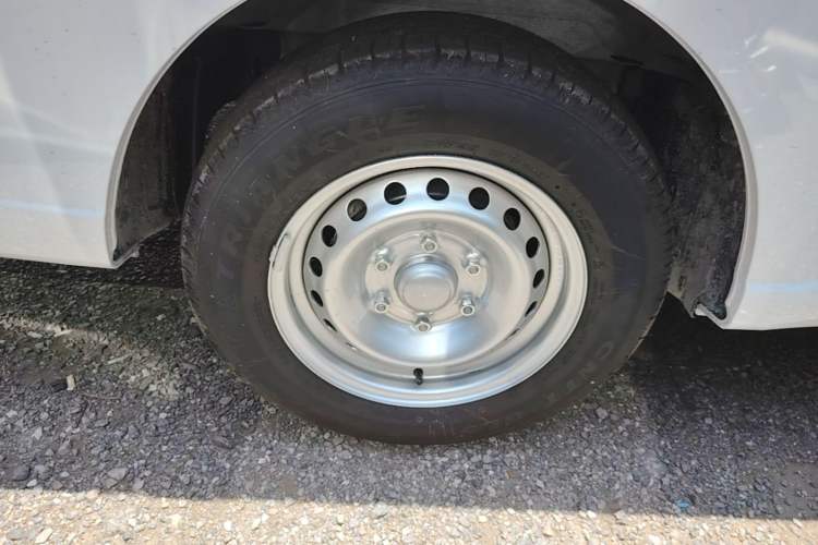 Used Wuling Yangguang 2025 Model 400km Bus Edition—Comfort Edition Right Rear Wheel Hub