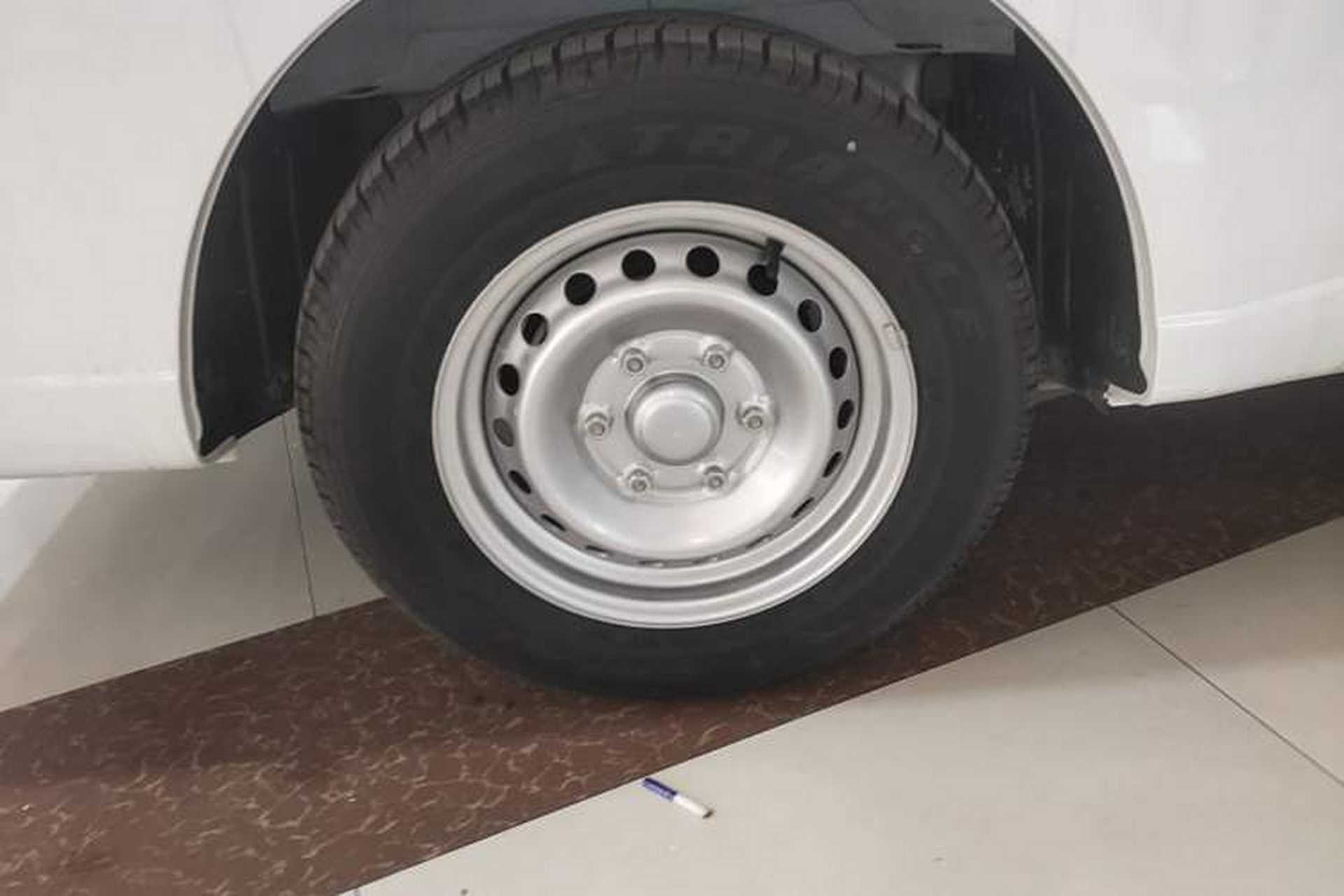 Used Wuling Yangguang 2025 Model 400km Bus Edition—Comfort Edition Right Rear Wheel Hub