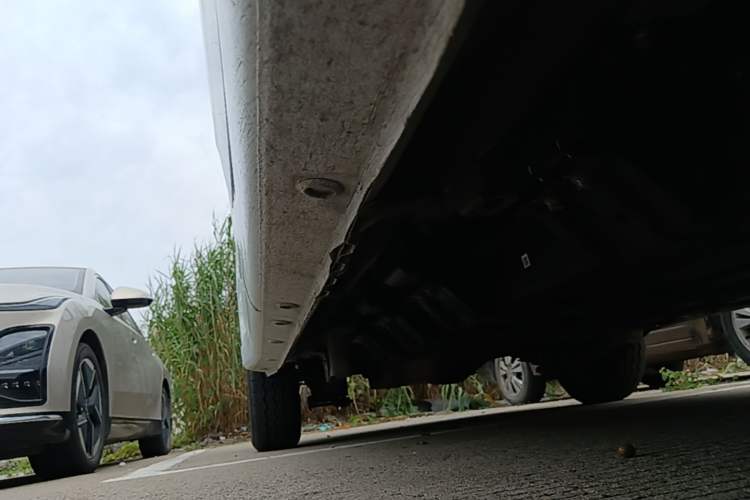 Used Wuling Yangguang 2025 Model 400km Bus Edition—Comfort Edition Right Side Sill