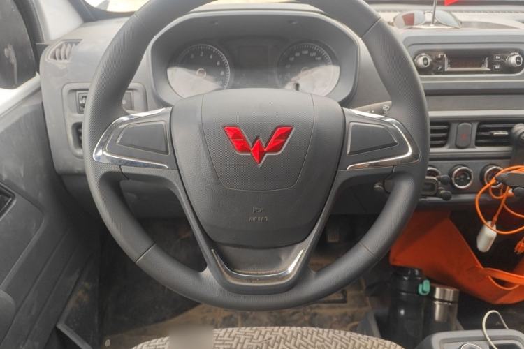 Used Wuling Yangguang 2025 Model 310KM Bus Edition—Customized by CATL Steering Wheel