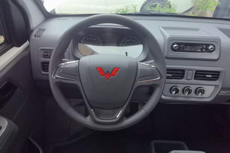 Used Wuling Yangguang 2025 Model 400km Bus Edition—Comfort Edition Steering Wheel