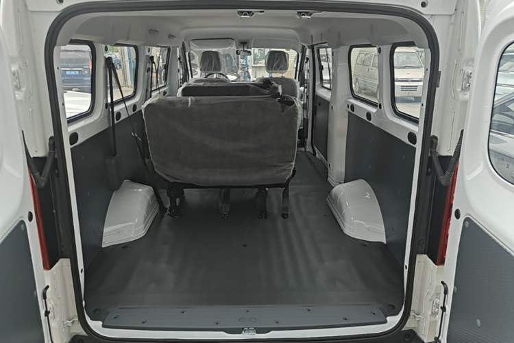 Used Wuling Yangguang 2025 Model 400km Bus Edition—Comfort Edition Trunk