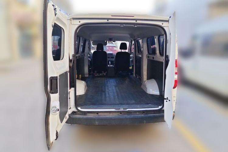 Used Wuling Yangguang 2025 Model 400km Bus Edition—Comfort Edition Trunk
