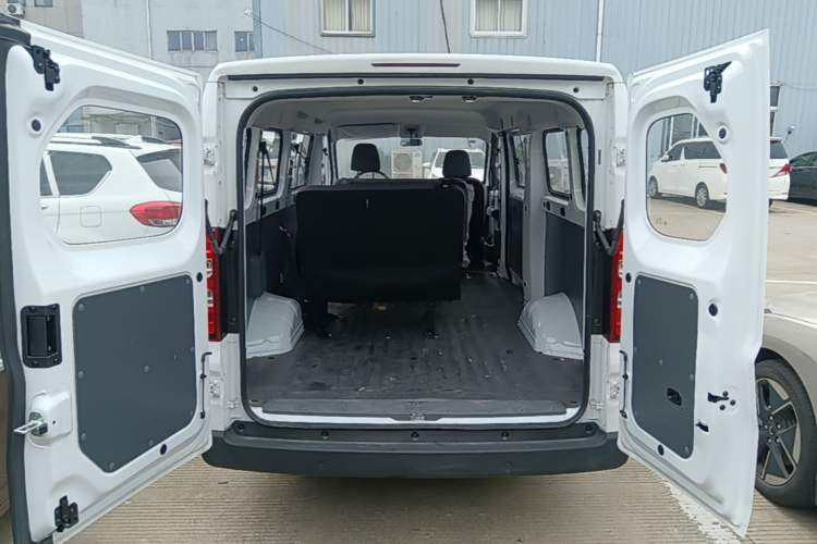 Used Wuling Yangguang 2025 Model 400km Bus Edition—Comfort Edition Trunk