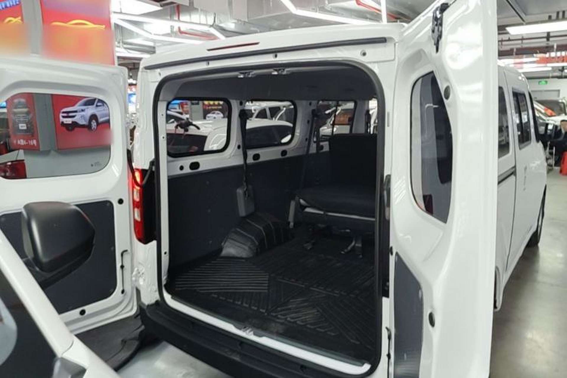 Used Wuling Yangguang 2025 Model 400km Bus Edition—Comfort Edition Trunk