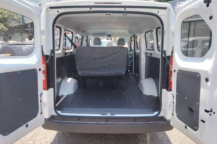Used Wuling Yangguang 2025 Model 400km Bus Edition—Comfort Edition Trunk