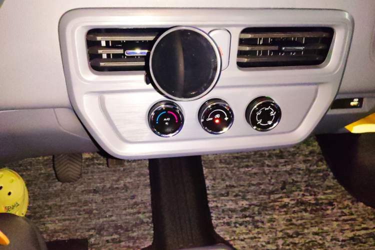 Used Wuling Yangguang 2026 Model, 440km Bus Comfort Edition, 6 Seats Audio And AC Panel