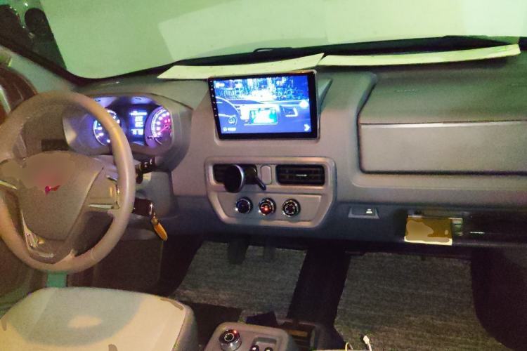 Used Wuling Yangguang 2026 Model, 440km Bus Comfort Edition, 6 Seats Center Console