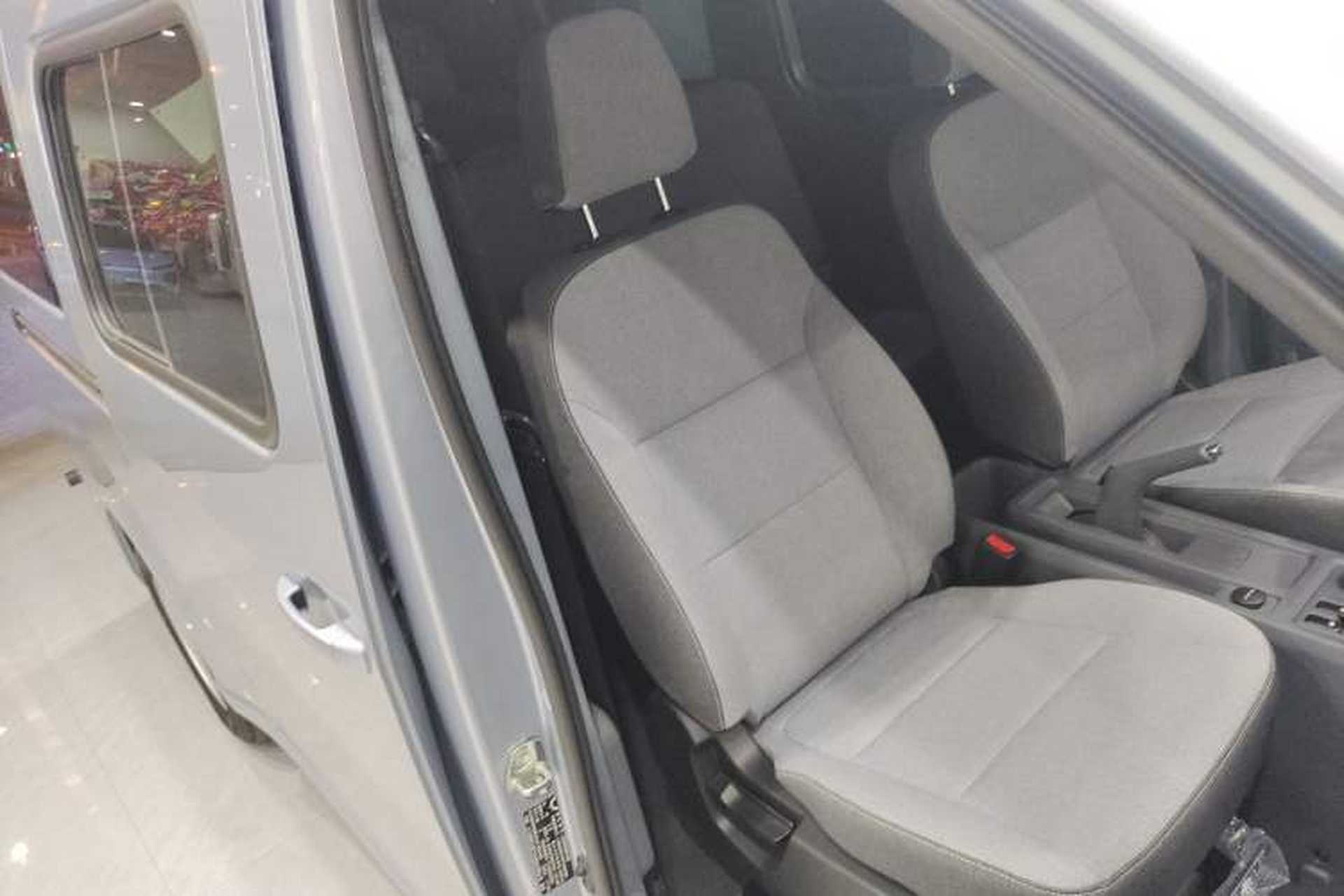 Used Wuling Yangguang 2026 Model, 440km Bus Comfort Edition, 6 Seats Right Front Seat