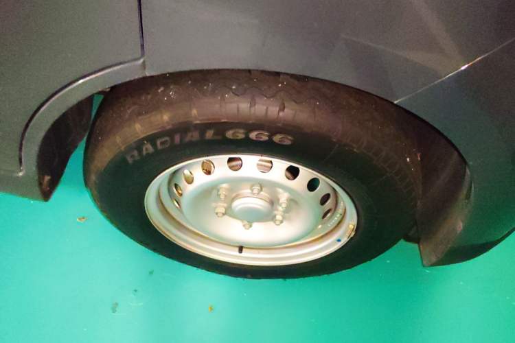 Used Wuling Yangguang 2026 Model, 440km Bus Comfort Edition, 6 Seats Right Front Wheel Hub