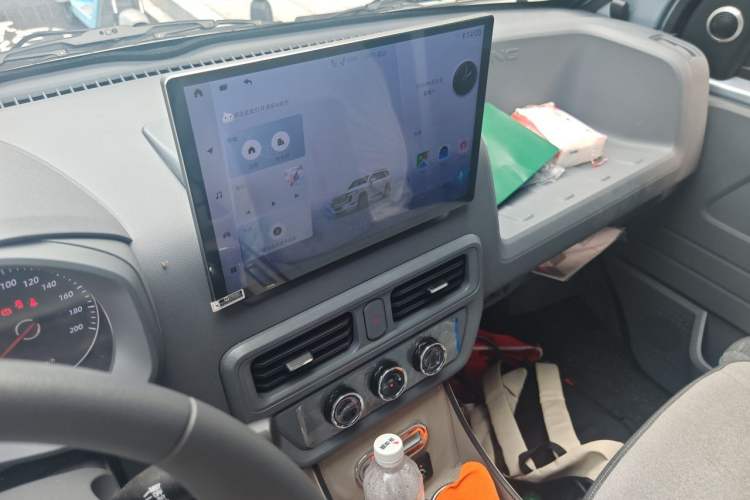 Used Wuling Yangguang 2026 Model, 440km Bus Comfort Edition, 6 Seats Audio And AC Panel