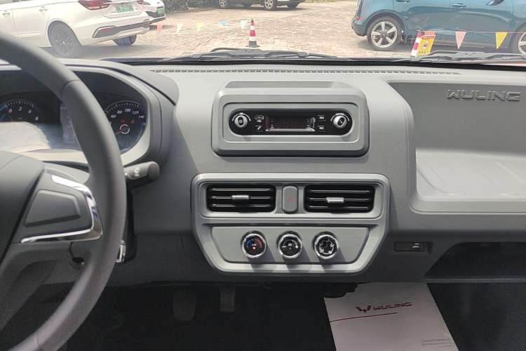 Used Wuling Yangguang 2026 Model, 440km Bus Comfort Edition, 6 Seats Audio And AC Panel