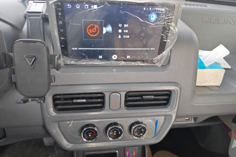 Used Wuling Yangguang 2026 Model, 440km Bus Comfort Edition, 6 Seats Audio And AC Panel