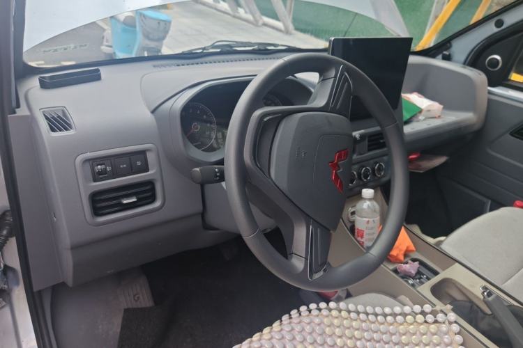 Used Wuling Yangguang 2026 Model, 440km Bus Comfort Edition, 6 Seats Center Console