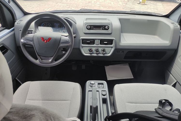 Used Wuling Yangguang 2026 Model, 440km Bus Comfort Edition, 6 Seats Center Console