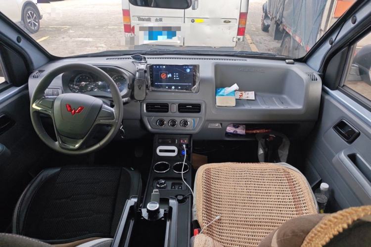 Used Wuling Yangguang 2026 Model, 440km Bus Comfort Edition, 6 Seats Center Console
