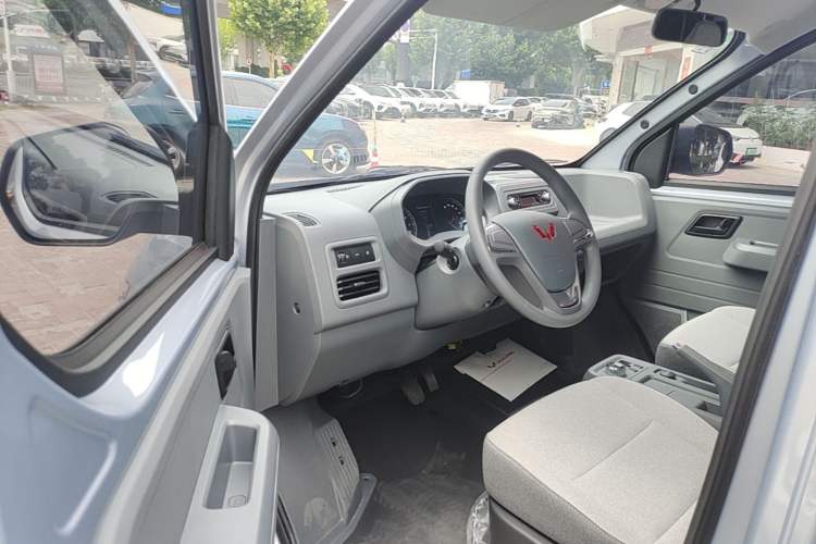 Used Wuling Yangguang 2026 Model, 440km Bus Comfort Edition, 6 Seats Driver Seat