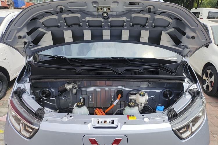 Used Wuling Yangguang 2026 Model, 440km Bus Comfort Edition, 6 Seats Engine Bay