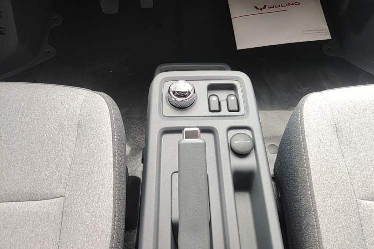 Used Wuling Yangguang 2026 Model, 440km Bus Comfort Edition, 6 Seats Gear Lever