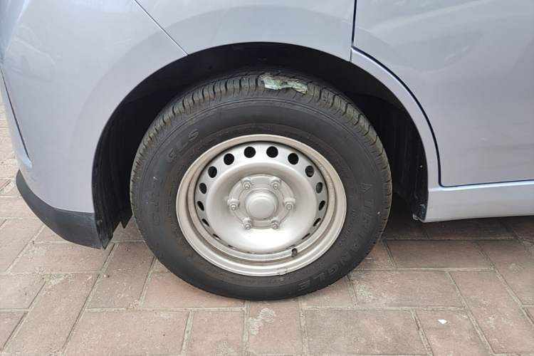 Used Wuling Yangguang 2026 Model, 440km Bus Comfort Edition, 6 Seats Left Front Wheel Hub