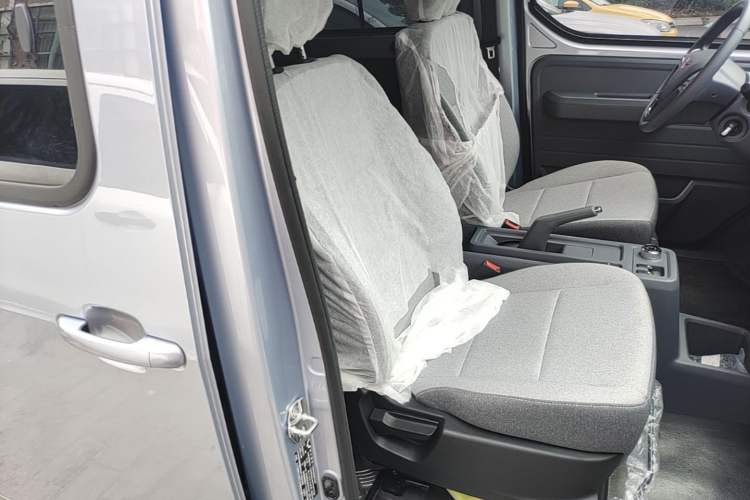 Used Wuling Yangguang 2026 Model, 440km Bus Comfort Edition, 6 Seats Right Front Seat