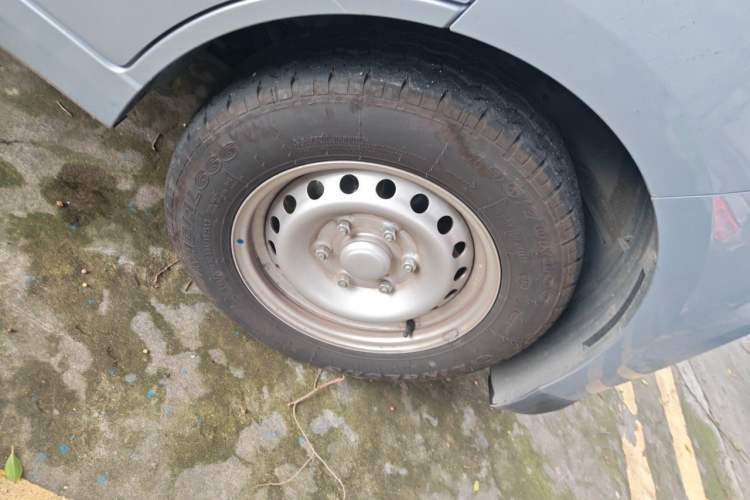 Used Wuling Yangguang 2026 Model, 440km Bus Comfort Edition, 6 Seats Right Front Wheel Hub