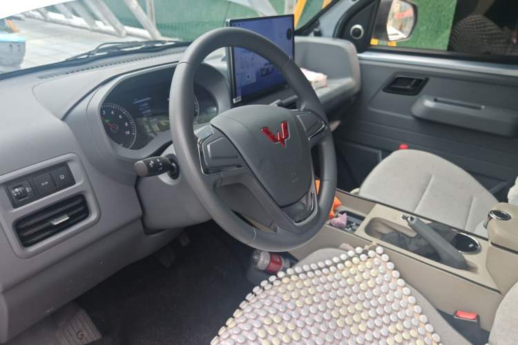 Used Wuling Yangguang 2026 Model, 440km Bus Comfort Edition, 6 Seats Steering Wheel