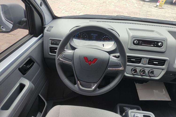 Used Wuling Yangguang 2026 Model, 440km Bus Comfort Edition, 6 Seats Steering Wheel