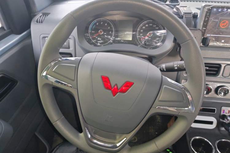 Used Wuling Yangguang 2026 Model, 440km Bus Comfort Edition, 6 Seats Steering Wheel