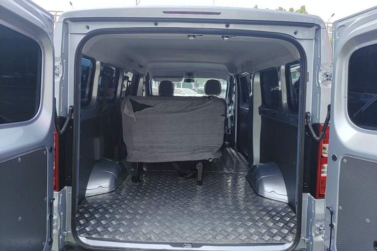 Used Wuling Yangguang 2026 Model, 440km Bus Comfort Edition, 6 Seats Trunk