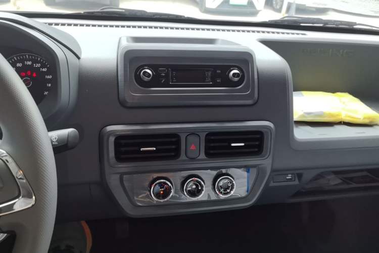 Used Wuling Yangguang 2026 Model, 330km Bus Comfort Edition Audio And AC Panel