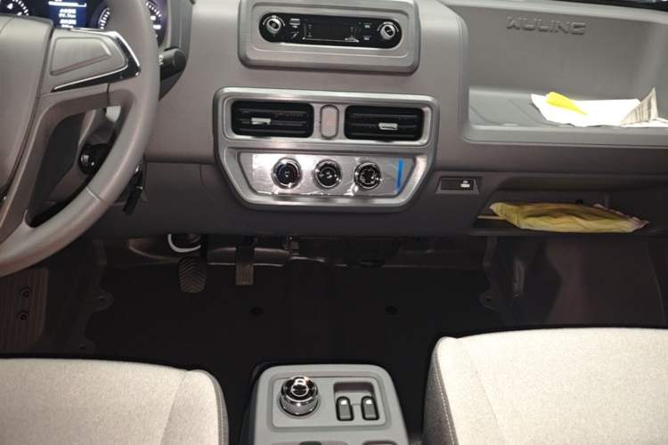Used Wuling Yangguang 2026 Model, 330km Bus Comfort Edition Audio And AC Panel