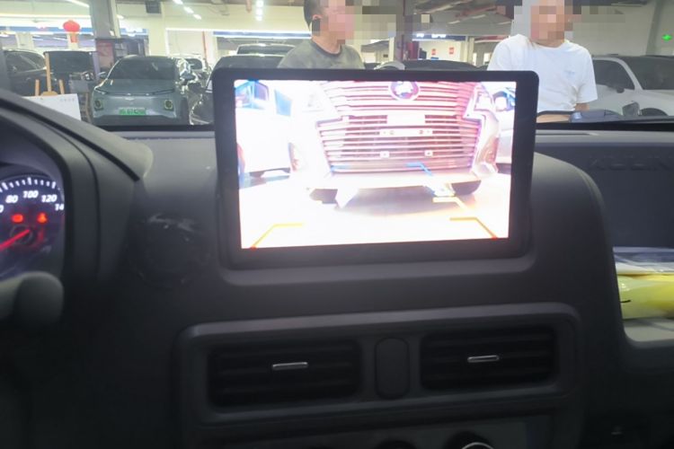 Used Wuling Yangguang 2026 Model, 330km Bus Comfort Edition Audio And AC Panel
