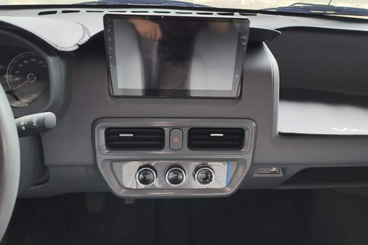 Used Wuling Yangguang 2026 Model, 440km Bus Comfort Edition, 6 Seats Audio And AC Panel