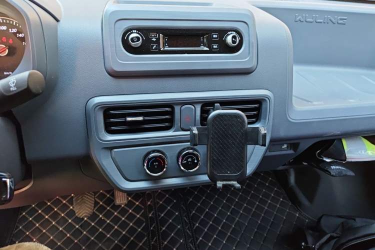 Used Wuling Yangguang 2026 Model, 440km Bus Comfort Edition, 6 Seats Audio And AC Panel