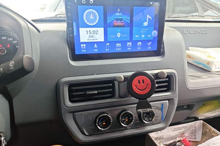 Used Wuling Yangguang 2026 Model, 440km Bus Comfort Edition, 6 Seats Audio And AC Panel