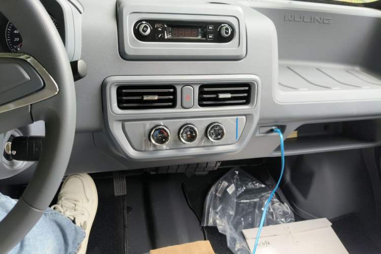 Used Wuling Yangguang 2026 Model, 440km Bus Comfort Edition, 6 Seats Audio And AC Panel