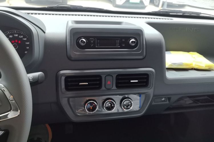Used Wuling Yangguang 2026 Model, 330km Bus Comfort Edition Audio And AC Panel