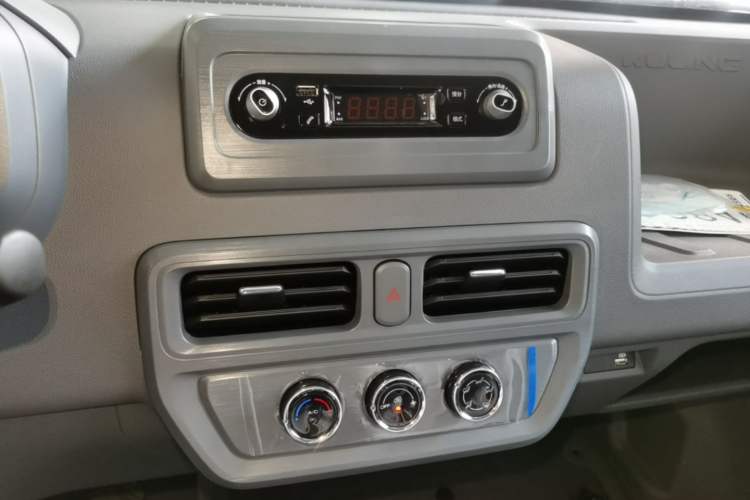 Used Wuling Yangguang 2026 Model, 300km Window-Sealed Practical Edition Audio And AC Panel