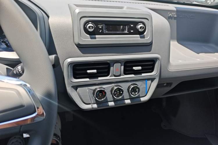 Used Wuling Yangguang 2026 Model, 440km Bus Comfort Edition, 6 Seats Audio And AC Panel