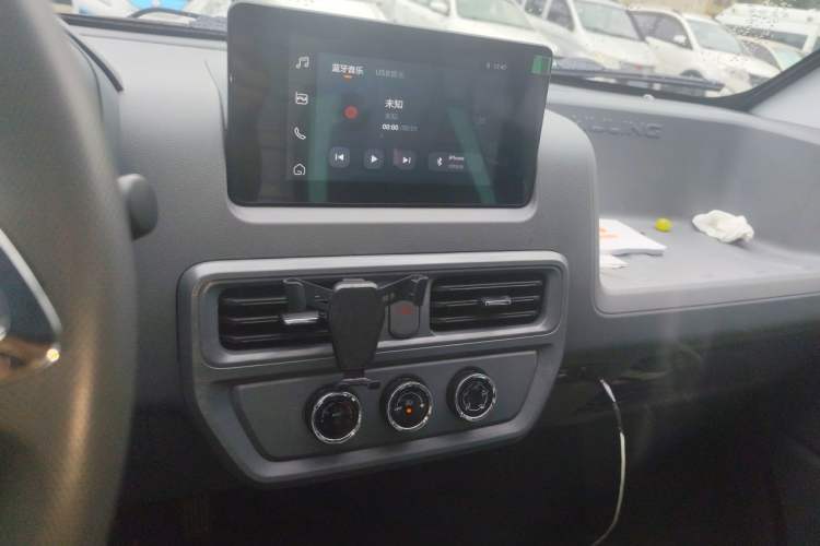 Used Wuling Yangguang 2026 Model, 300km Window-Sealed Comfort Edition Audio And AC Panel