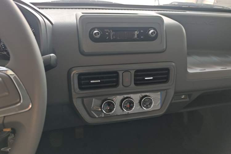 Used Wuling Yangguang 2026 Model, 440km Bus Comfort Edition, 6 Seats Audio And AC Panel