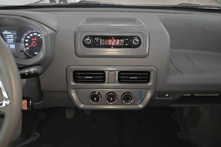 Used Wuling Yangguang 2026 Model, 440km Bus Comfort Edition, 6 Seats Audio And AC Panel