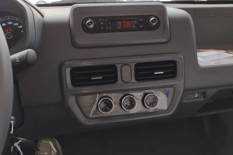 Used Wuling Yangguang 2026 Model, 300km Window-Sealed Practical Edition Audio And AC Panel