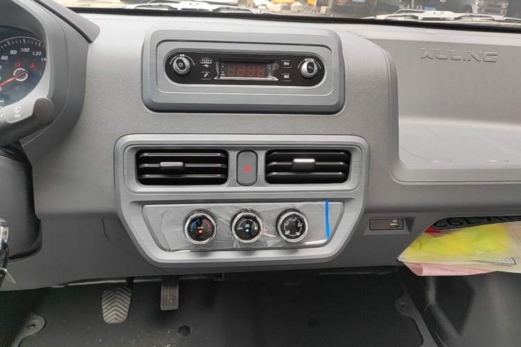 Used Wuling Yangguang 2026 Model, 330km Bus Comfort Edition Audio And AC Panel