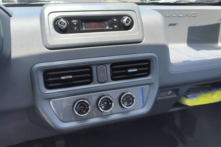 Used Wuling Yangguang 2026 Model, 330km Bus Comfort Edition Audio And AC Panel