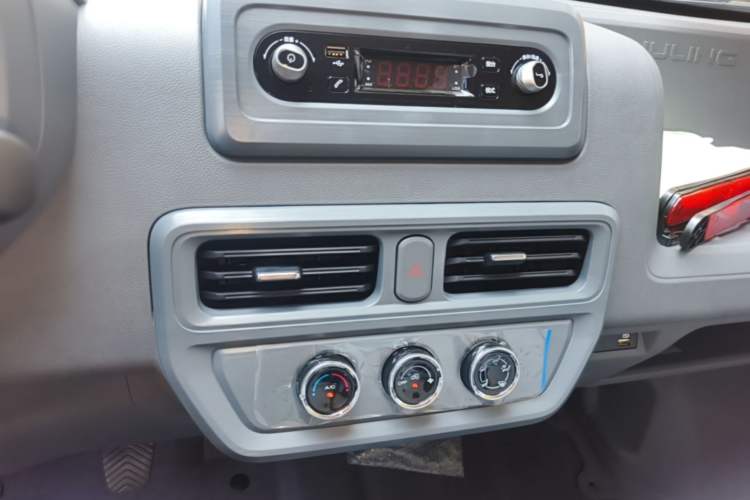 Used Wuling Yangguang 2026 Model, 300km Window-Sealed Practical Edition Audio And AC Panel