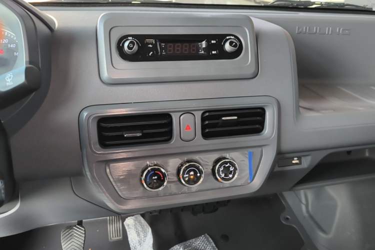Used Wuling Yangguang 2026 Model, 330km Bus Comfort Edition Audio And AC Panel