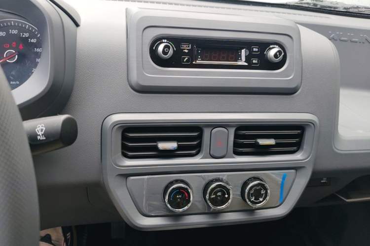 Used Wuling Yangguang 2026 Model, 440km Bus Comfort Edition, 6 Seats Audio And AC Panel
